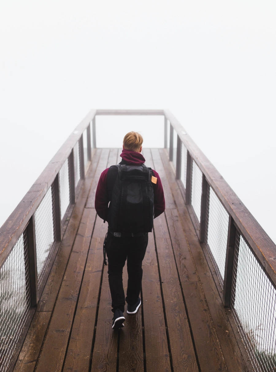 hombre caminando en el punto de observacion